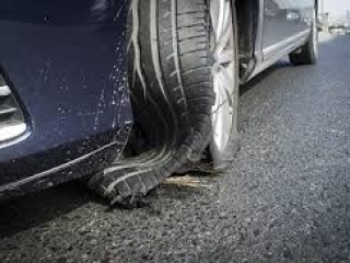 Cách xử lý khi nổ lốp xe ô tô trên đường cao tốc