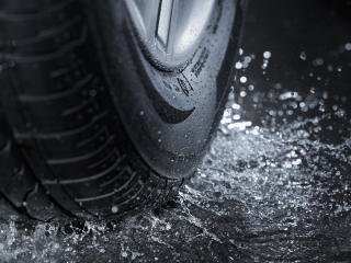 Hydroplaning là gì? Cách phòng tránh hiện tượng Hydroplaning.